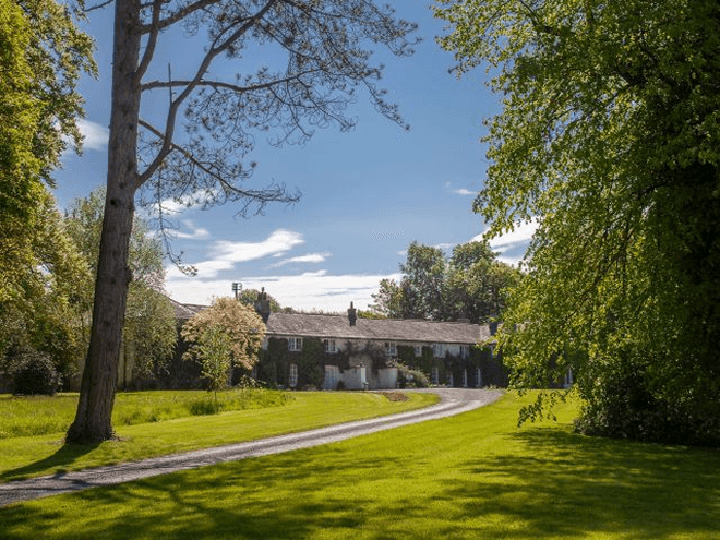 Cérémonie de mariage dans un jardin