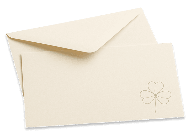 Réception de mariage avec tables décorées et ambiance festive